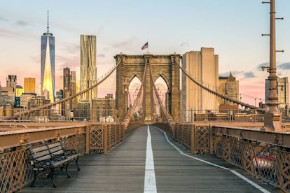 El puente de Brooklyn y con el 'skyline' de Manhattan al amanecer.
