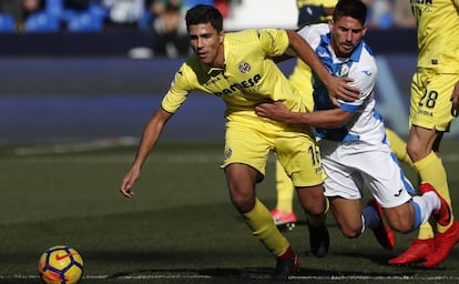 Rodri disputa el bal&oacute;n a Gabriel, del Legan&eacute;s.