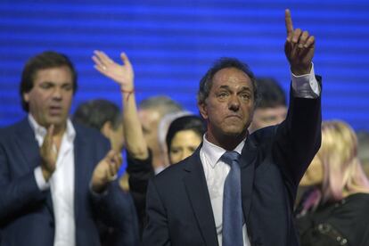 El candidato presidencial, Daniel Scioli, saluda a sus votantes en la noche electoral en Buenos Aires.