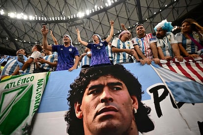 Aficionados argentinos con una pancarta de Maradona esperan el incio del encuentro. 