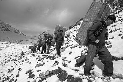 Muchas personas kurdas arriesgan sus vidas con el contrabando de mercancías desde el Kurdistán iraquí al iraní. Llevan cargas y recorren trayectos de 8 a 12 horas a pie por rutas extremas. Cada año, unos 300 contrabandistas pierden la vida, la mayoría asesinados a tiros por las patrullas fronterizas. Esa es la realidad que muestra la exposición 'Bullets have no bordes' (las balas no tienen fronteras).