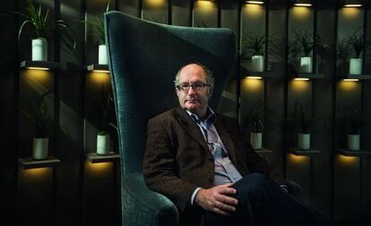 John Lanchester, retratado para ICON en Barcelona. Salir de copas con él debe ser un drama, pues donde uno ve una camarera guapa, él atisba una crisis macroeconómica.