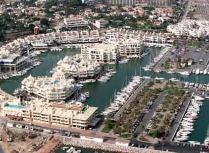Vista aérea del puerto deportivo de Benalmádena (Málaga).