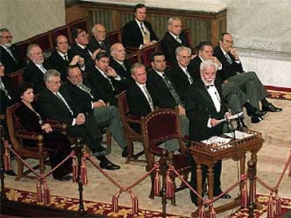 Carlos Castilla del Pino, de pie, lee ayer su discurso de ingreso en la Real Academia Española.