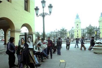 Vida callejera en la plaza de Armas de Lima, Perú.