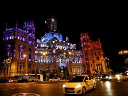 Fachada del Ayuntamiento de Madrid con los colores de la bandera francesa.