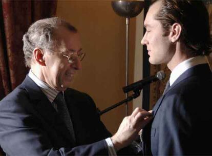 El actor británico Jude Law ha sido nombrado caballero de las Artes y las Letras de Francia, en reconocimiento a su contribución en el mundo del cine. Este es el momento en el que el embajador francés en Reino Unido, Gerard Errera, coloca al actor la distinción. Jude Law acaba de estrenar en nuestro país la película 'Breaking and entering', que protagoniza junto a la actriz francesa Juliette Binoche y la estadounidense Robin Wright Penn.