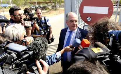 El abogado de Isabel Pantoja, Carlos Esteban Romero, a las puertas de la cárcel.