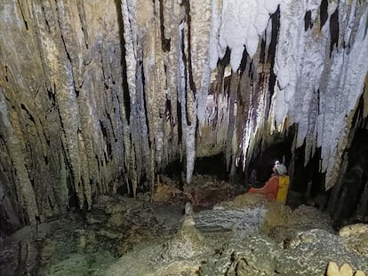 Estalactitas de una cueva subterránea en Cantabria, en una imagen cedida por el 'Colectivo Alto del Tejuelo'.