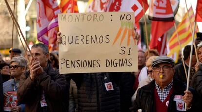 Una movilizaci&oacute;n por la subida de las pensiones, en Barcelona, esta semana.