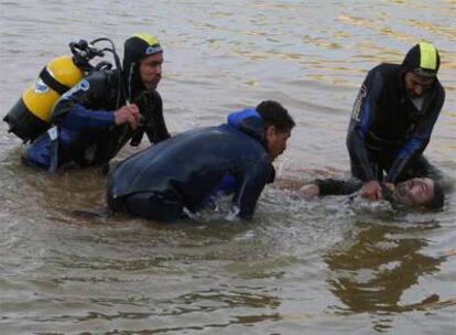 Los equipos de rescate recuperan a una de las víctimas de las aguas del lago Zarzar, en Siria