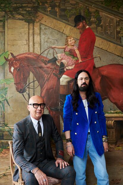 Marco Bizarri, CEO de Gucci (sentado a la izquierda) junto a Alessandro Michele, director creativo de la firma.