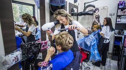 Mamen (rubia) y Gloria (morena), en la peluqueria Flash, en Aluche.