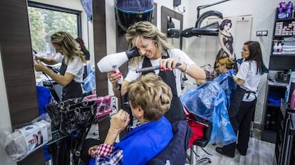 Mamen (rubia) y Gloria (morena), en la peluqueria Flash, en Aluche. 