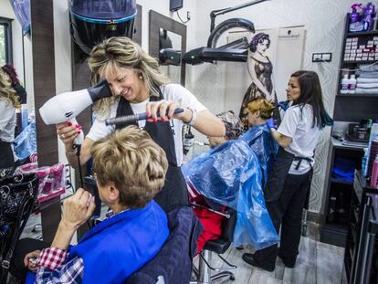 Mamen (rubia) y Gloria (morena), en la peluqueria Flash, en Aluche. 