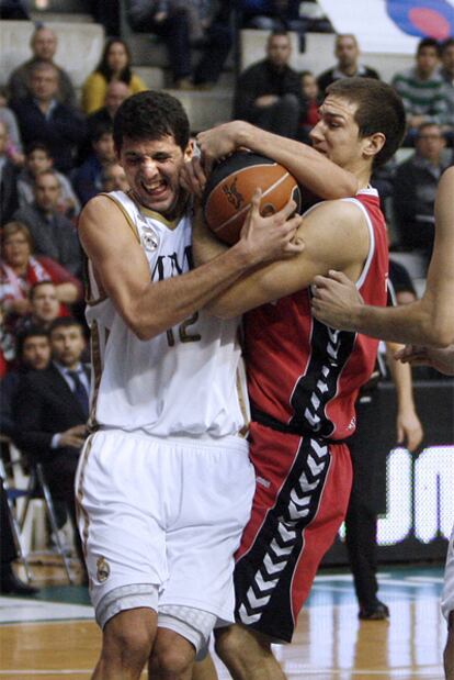 Mirotic y Kurz pugnan por el balón.