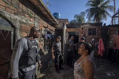 A polícia vasculha uma área da Baixada Fluminense, na periferia do Rio de Janeiro, em 2019.