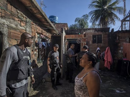 A polícia vasculha uma área da Baixada Fluminense, na periferia do Rio de Janeiro, em 2019.
