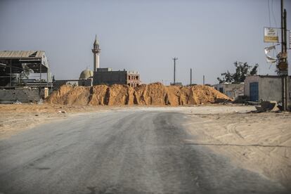 Este montón de tierra separa la zona 'segura' del comienzo del frente de Ain Zara, cerca de Trípoli. De aquí en adelante no hay vida, las casas están abandonadas y las tiendas cerradas.