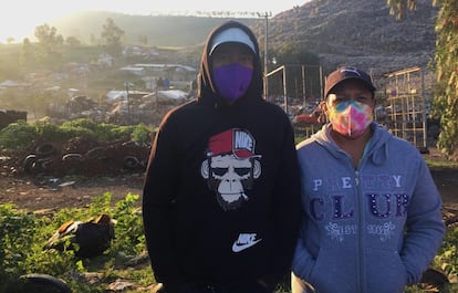 Ángel Ángeles y Josefa Vázquez, ambos pepenadores, frente al basurero tras haber dejado a sus dos hijos en el transporte.