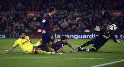 Messi i Luis Suárez proven de superar Asenjo.