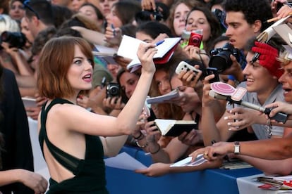 Emma Stone firma autógrafos durante el estreno de 'Birdman'.