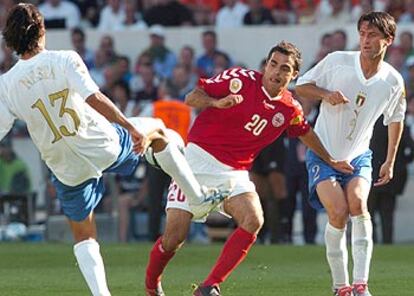 Pérez, entre Nesta (izquierda) y Panucci, durante el Italia-Dinamarca del pasado lunes.