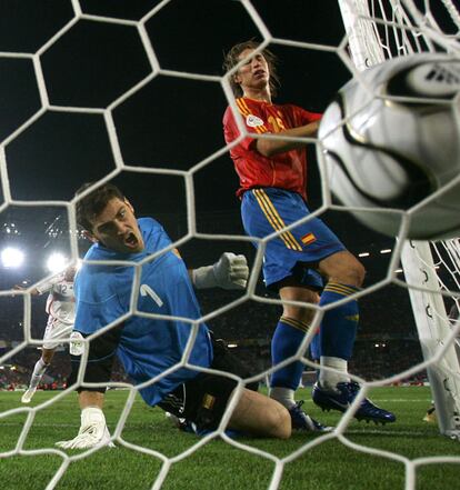 España fue eliminado por Francia en el Mundial de 2006 en  los octavos de final. En la imagen, Casillas observa cómo se cuela el balón en su portería junto a Sergio Ramos.