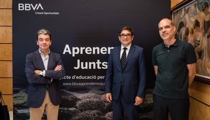 José Luis Arbeo, responsable de BBVA Aprendemos Juntos, Xavier Llinares, director territorial de BBVA Catalunya y Juan de Vicente Abad, profesor y orientador, autor del taller