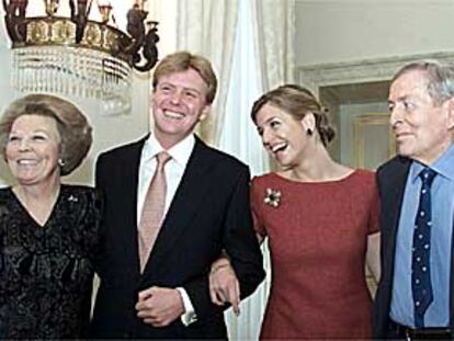 La reina de Holanda y su esposo, ayer junto a su hijo y Máxima Zorreguieta.