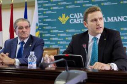 El presidente de Caja Rural de Castilla-La Mancha, Andrés Gómez Mora (i) y el director general de la entidad, Víctor Manuel Martín (d), durante la rueda de prensa que han ofrecido esta tarde en la sede de la caja en Toledo, en la que han informado sobre el acuerdo alcanzado con Barclays España para la transmisión de 14 oficinas situadas en Madrid, Ávila, Ciudad Real, Cuenca y Toledo.