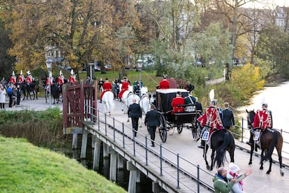 El carruaje con caballos que traslada a la reina de Dinamarca, Margarita II y alrRey Felipe VI desde Kastellet hasta el Palacio de Amalienborg en Copenhague.