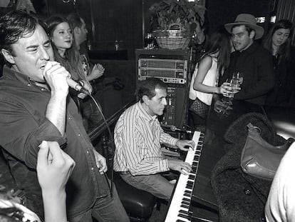 Copazos en el piano bar más rancio y maravilloso de Madrid: así es una madrugada en el Toni2