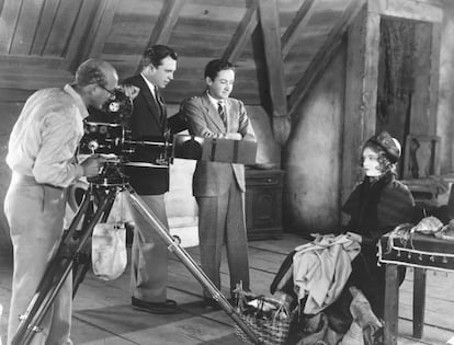 King Vidor y el productor Irving Thalberg (segundo y tercero por la izquierda) asisten a un rodaje con Lillian Gish.