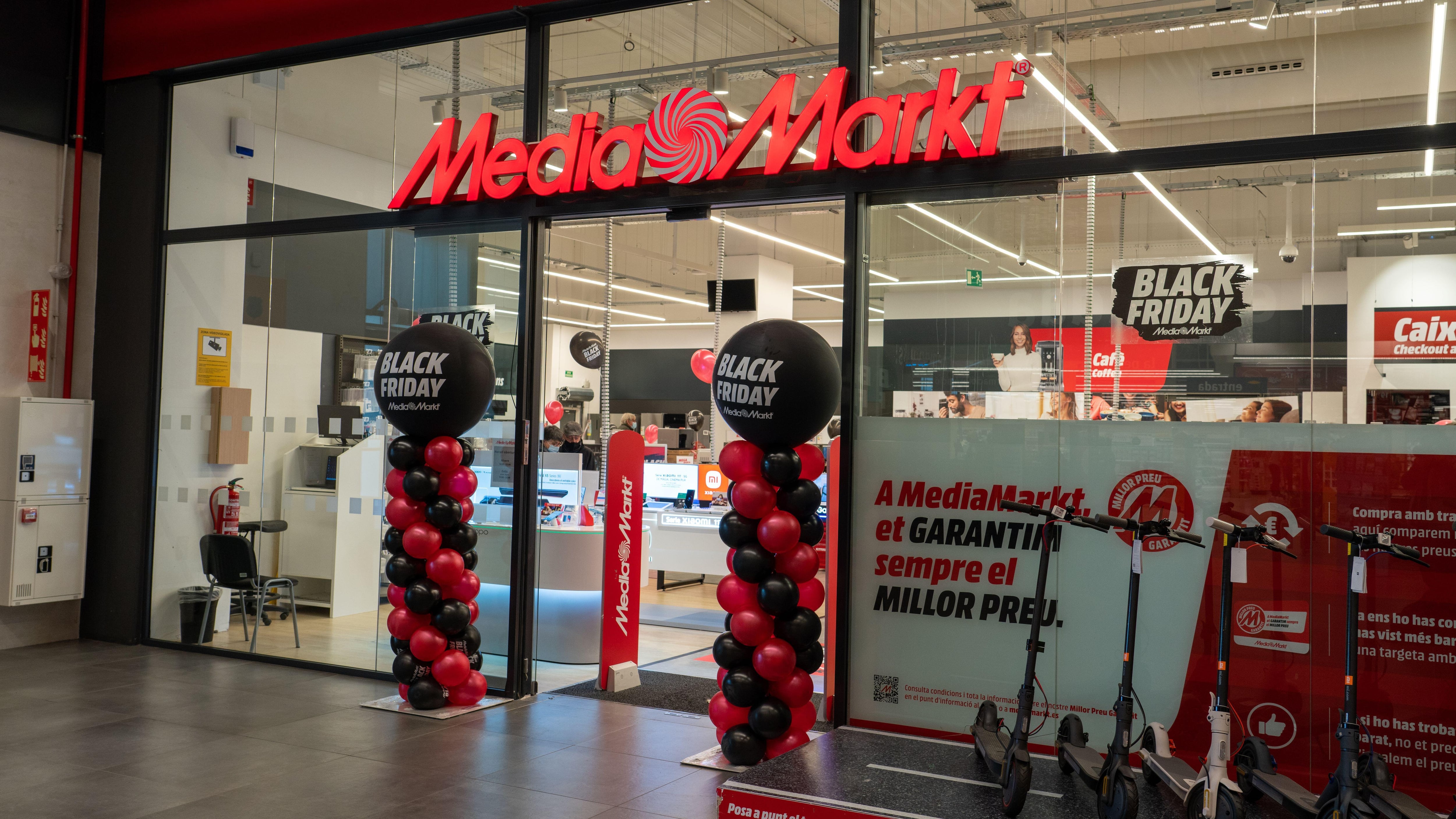 2H6DC7K Lloret de Mar, Spain - 11.15.2021: Black friday sign in Media Markt store