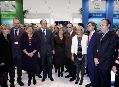 Las autoridades valencianas, con el presidente Camps al frente, en el pabellón de la Comunidad Valenciana en Fitur, ayer en Madrid.