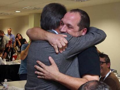 L'abraçada entre Artur Mas i David Fernàndez el 9-N. 