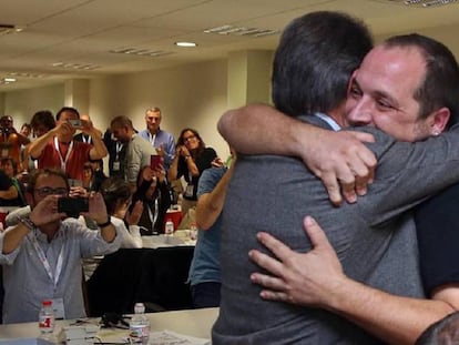 L'abraçada entre Artur Mas i David Fernàndez el 9-N.