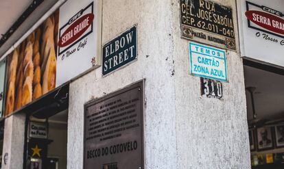 Placa do Beco do Cotovelo em inglês. 