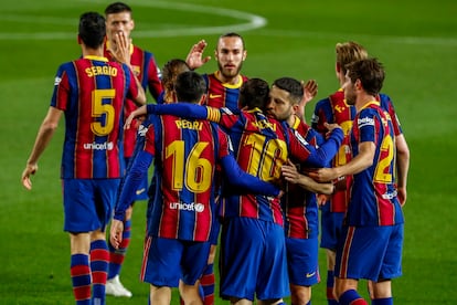 El equipo abraza a Messi después de uno de sus goles al Getafe.