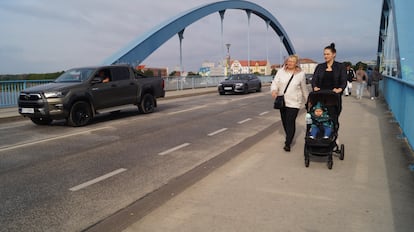 El puente que une Fráncfort del Oder, en Alemania, con su ciudad hermana Slubice en Polonia, este lunes. 