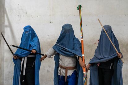 "There are people here who don't want us women to improve by ourselves. I love to fight against this stupidity and keep training," Sima Azimi told EL PAÍS in 2017. She was one of the young women who practiced martial arts in Afghanistan and faced the prejudices of the detractors of women's sports. For these women, part of the attraction of martial arts is to learn how to defend themselves. In this photo, Afghan girls practice wushu, a Chinese martial art.