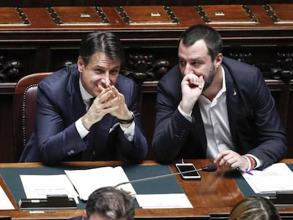 A la izquierda, el vicepresidente italiano Luigi di Maio, a la derecha, el vicepresidente Matteo Salvini y en el centro, el primer ministro de Italia, Giuseppe Conte.