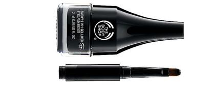 Smoky 2 in 1 Gel Eye Liner, de The Body Shop. Gel con pigmentos triturados y aceites. Perfila la línea del ojo y aporta intensidad a las cejas. 12 euros.
