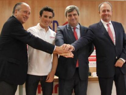 Fernando Roig, presidente de Pamesa, Javier Gómez Noya, Miguel Cardenal, presidente del CSD y Jorge Bauset, director general de Pamesa. 