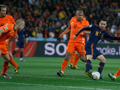 Xavi rodeado de jugadores de Holanda durante la final del Mundial.
