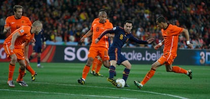 Xavi rodeado de jugadores de Holanda durante la final del Mundial.