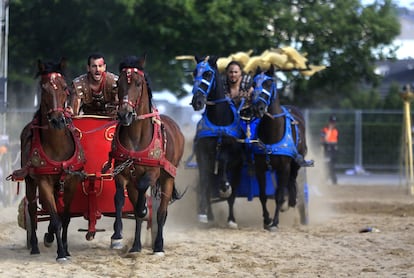 Como ocurría en la antigua Roma, el espectáculo de mayor atracción y que más entretiene a los visitantes y lucenses, es el circo romano. En la imagen, un detalle de la carrera de bigas.