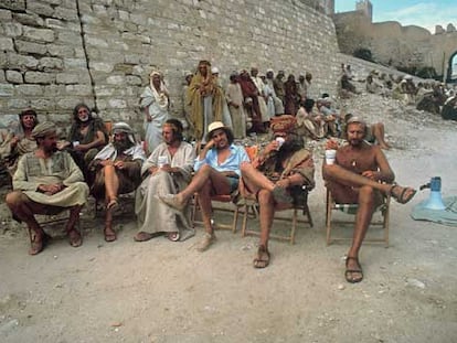 Los Monty Python, durante una pausa del rodaje de <i>La vida de Brian.</i>