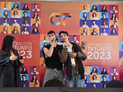 Los cantantes Naiara, Juanjo Bona y Álvaro Mayo, durante la firma de discos de la edición de 'Operación Triunfo' de 2023, en el Palacio de Congresos de Zaragoza, el pasado enero.